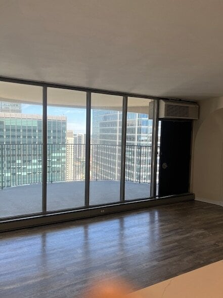 Photo - 300 N State St Unidad 5225