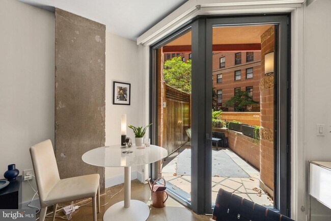 Photo - 616 E St NW Unidad 256
