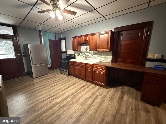 Building Photo - 10 E Main St Unit REAR