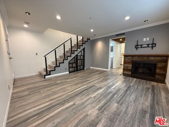 Building Photo - 1043 Thompson Ave