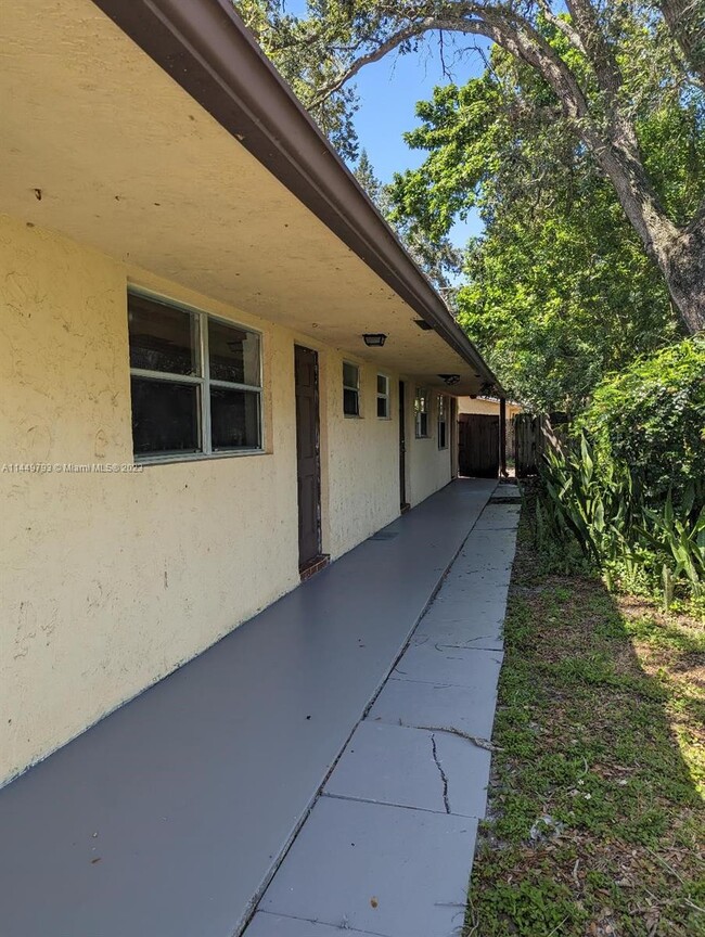 Building Photo - 106 SW 9th St Rental