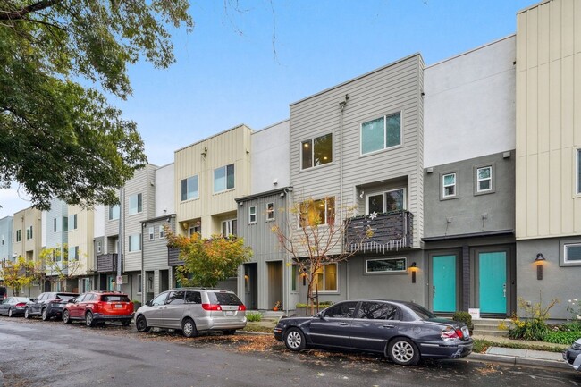 3 Bedroom Townhome in Oakland - 3 Bedroom Townhome in Oakland