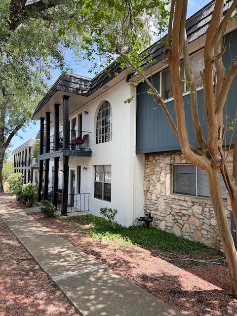 Courtyard 5 - Wilshire Woods