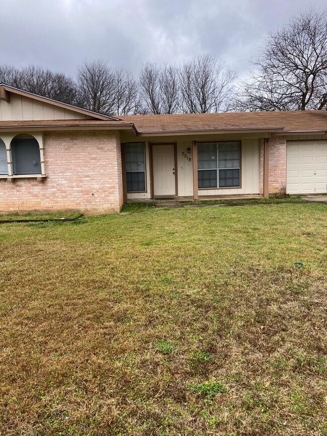 Building Photo - ZERO APPLICATION FEE FOR THIS Spacious 4 B... Rental