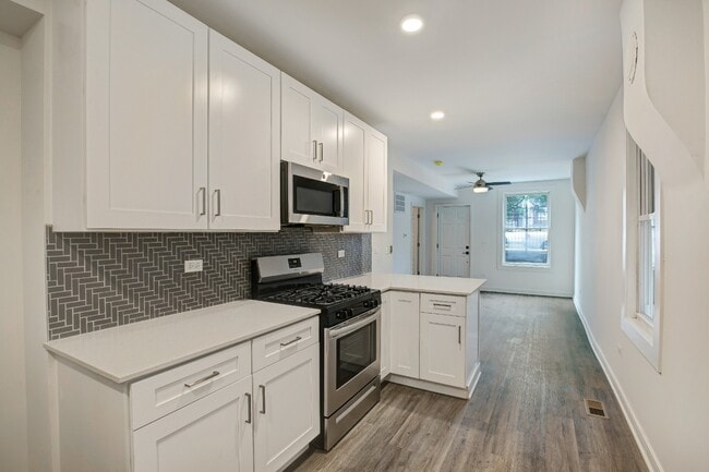 Building Photo - Gorgeous, Renovated 1/1bth Wicker Park, Avail 7/1 Unit 1A