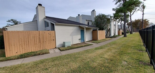 Building Photo - 6401 Deihl Rd Unit 204