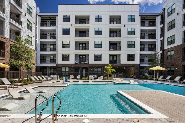 piscina de servicios northpark_125 - AMLI North Park