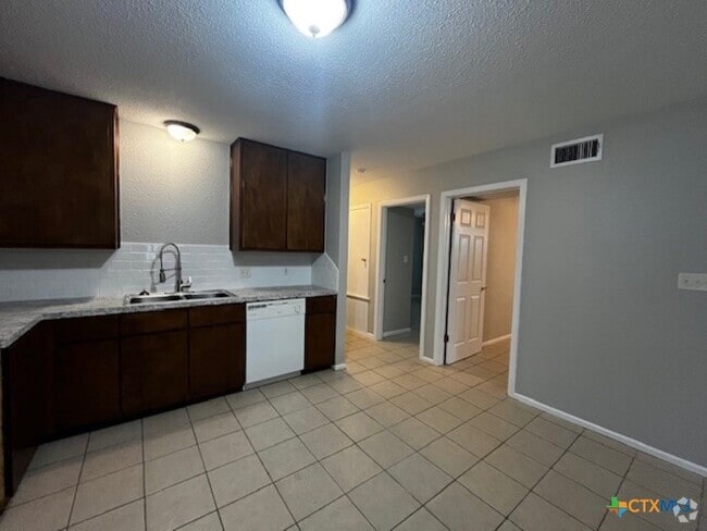 Building Photo - 905 Simpson Rd Unit B Rental