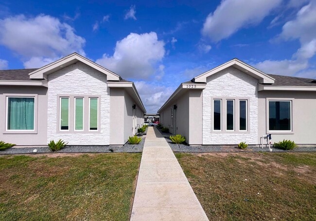 Building Photo - SUPER LOW PRICED - 2bed/2bath Apartment in Edinburg. Don't Miss Out!