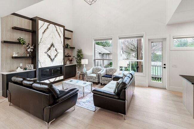 Building Photo - 2485 Guilford Dr Unit Upper