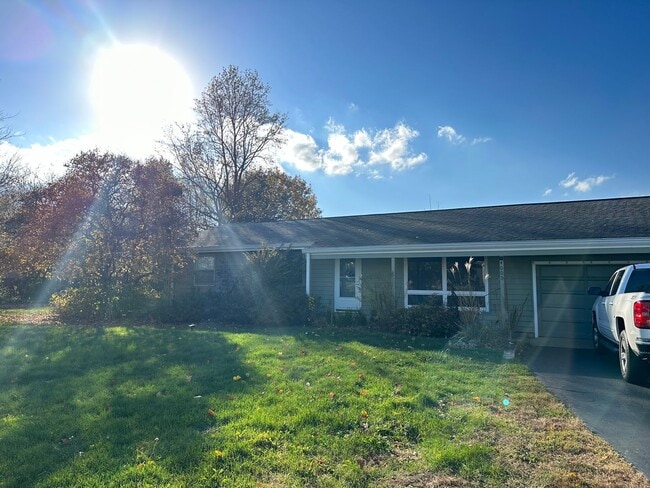 Building Photo - Three Bedroom Single Family Home in the Co...