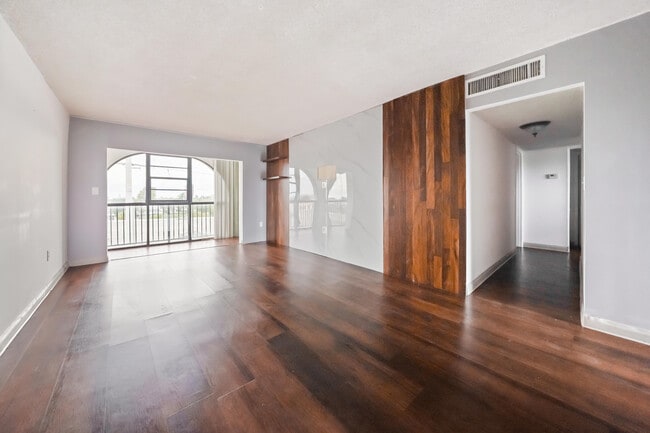 Building Photo - 6215 W 20th Ave Unit 403