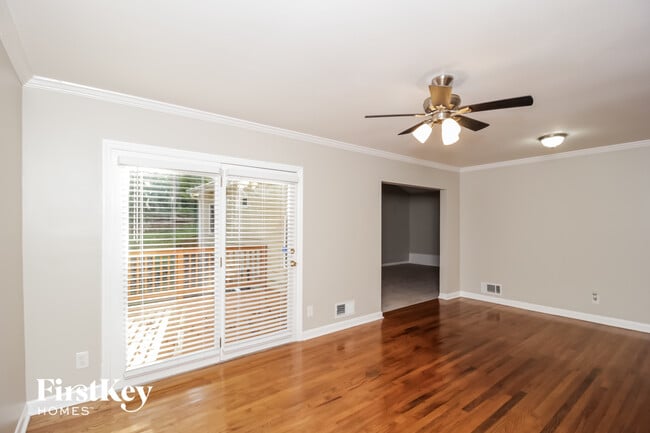 Photo - 3224 Chisholm Trail SW