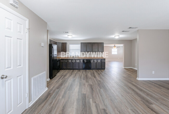 Photo - 6623 Kinlock Dr W