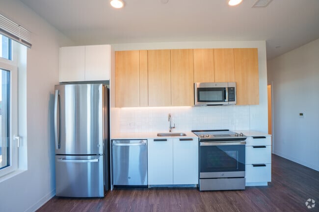 2BR, 2BA - 744SF - Kitchen