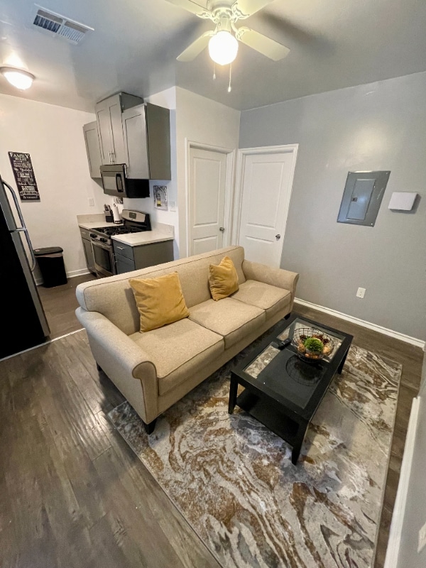 Building Photo - 2115 N Raymond Ave