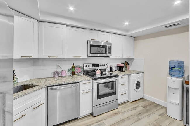 Building Photo - 2000 Presidential Way Unit 1006