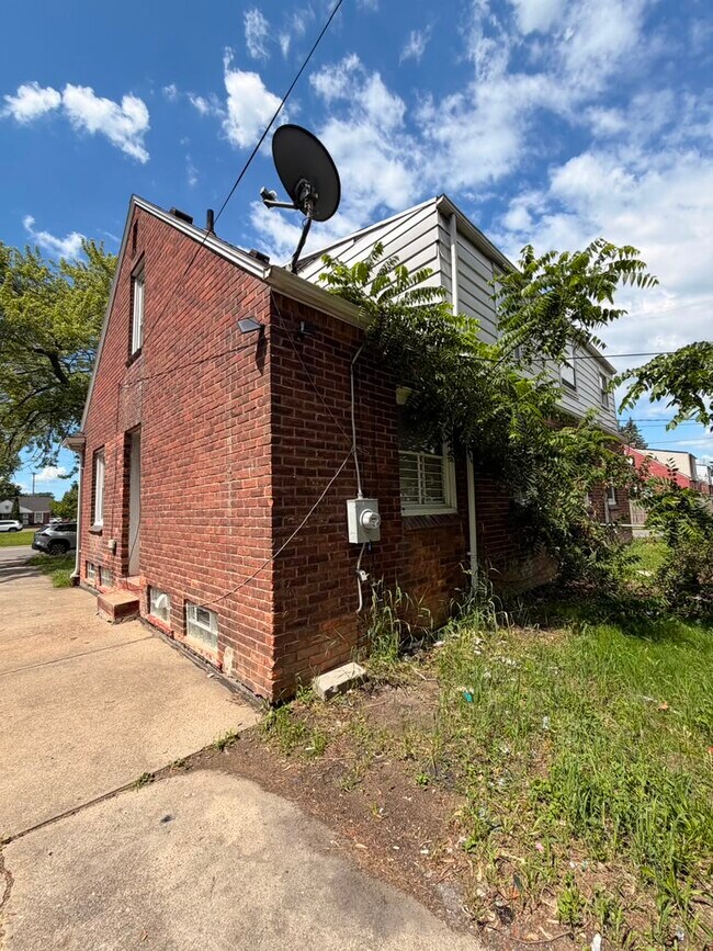 Photo - 20209 Moross Rd