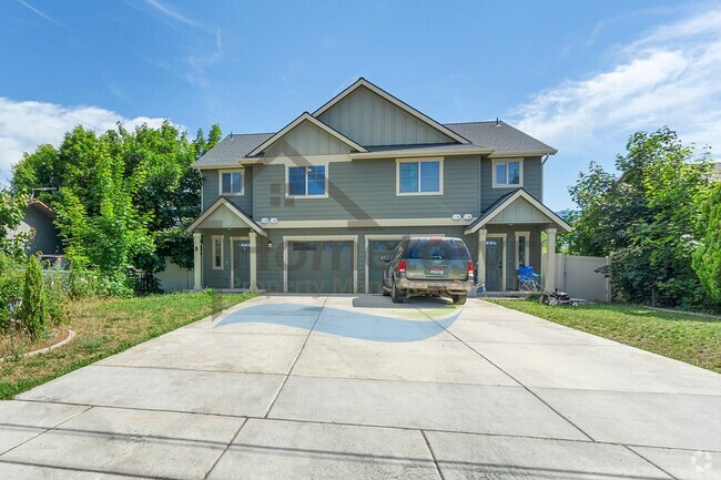 Building Photo - 3 Bedroom 3 Bathroom Home with Attached Ga...