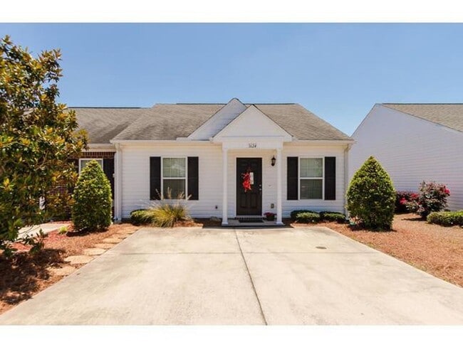 Building Photo - End-unit 2 Bed / 2 Bath Townhome with LVP Floors & washer/dryer included