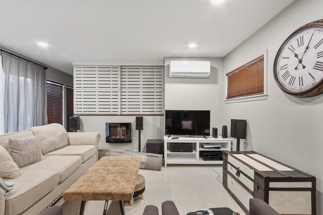 Photo - 215 Live Oak Ave E