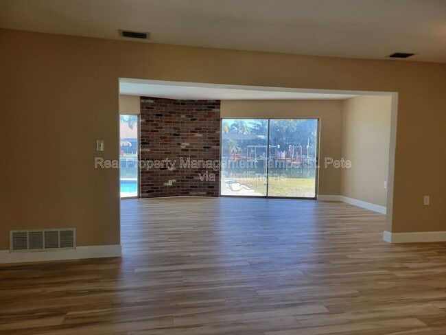 Photo - 1985 Cove Dr