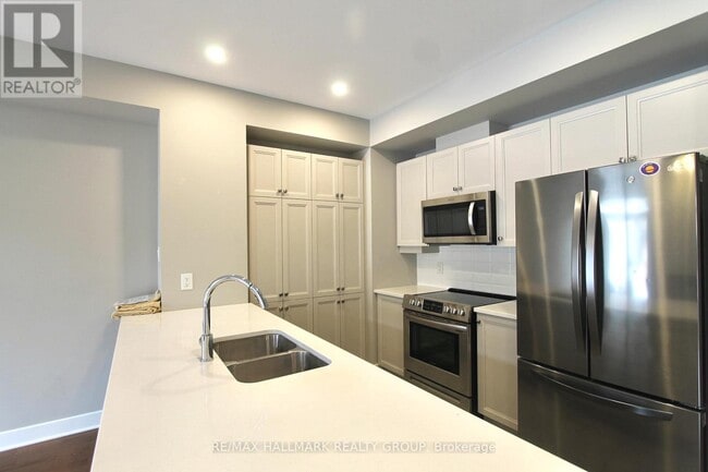 Photo - 527 Triangle St