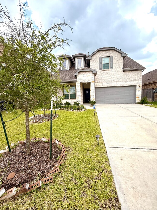 Building Photo - 15826 Dove Holw Dr