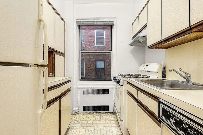 Photo - 110-35 72nd Rd