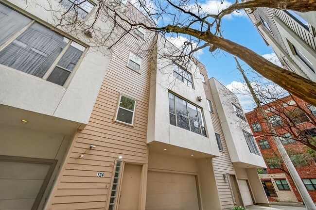 Photo - 724 Ruthven St