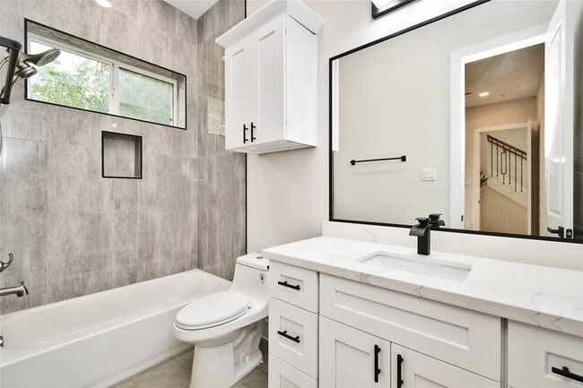 Photo - 3231 Tuam St