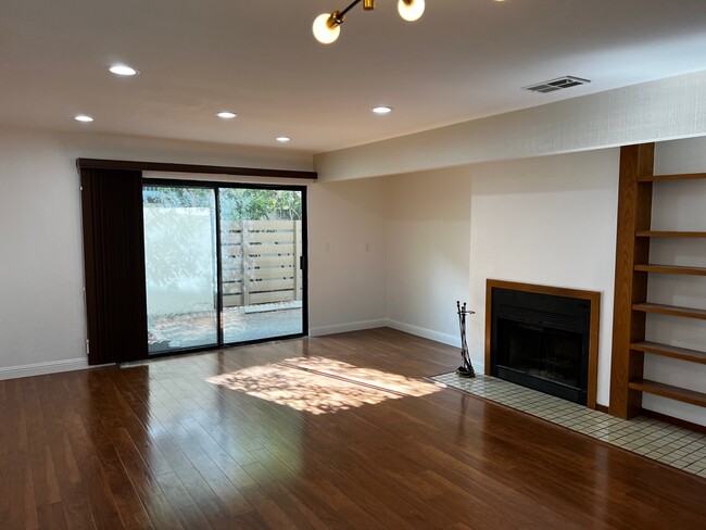 Photo - 14 Zurich Ct Townhome