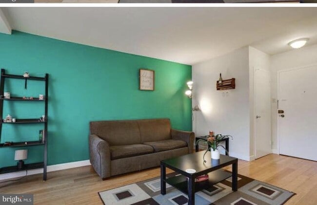 Building Photo - 1111 Arlington Blvd Unit 825