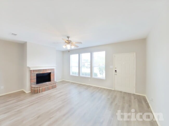 Photo - 925 Buffalo Springs Dr