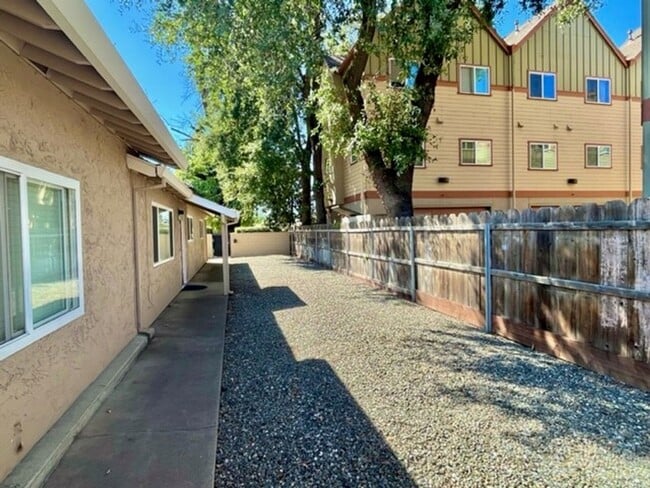 Photo - **Pre-Leasing for Summer 2026** Nice home with private front yard