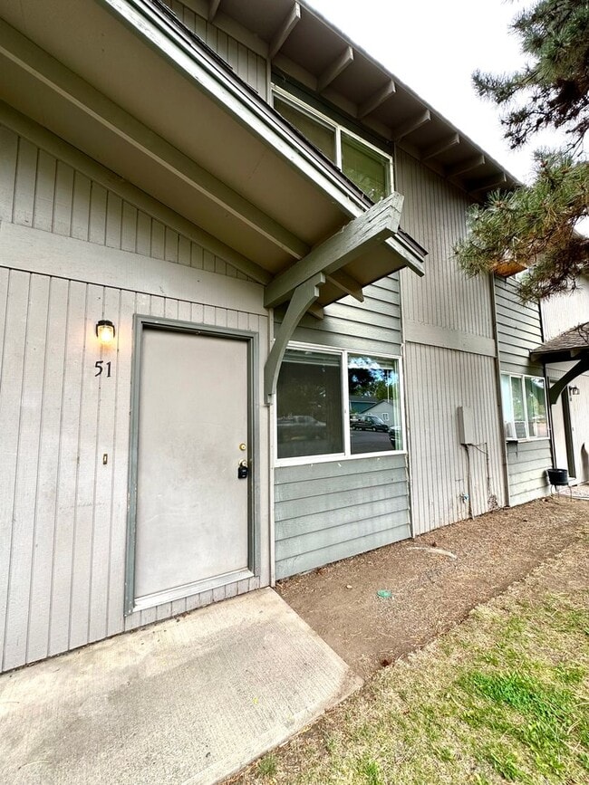 Building Photo - 1632 SW Lava Ave Unit L1632-51