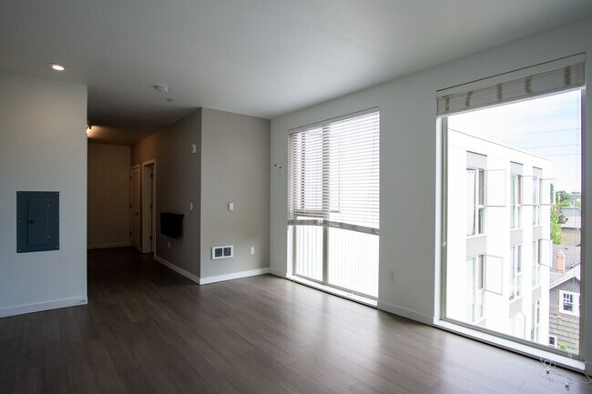 Photo - Light & Bright Top-Floor Studio w/Modern Amenities Ready Mid-April! Unidad 410