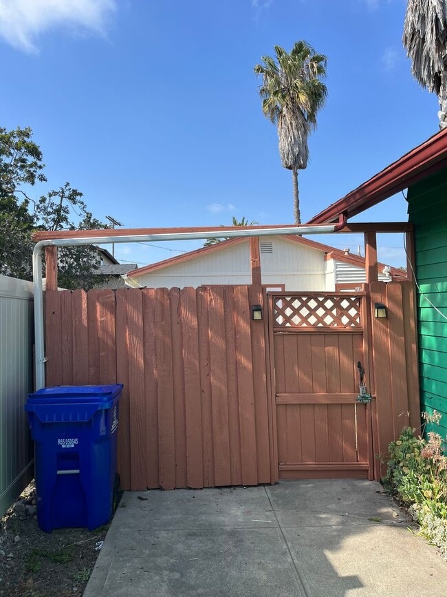 3622 1/2 COLLIER AVENUE-