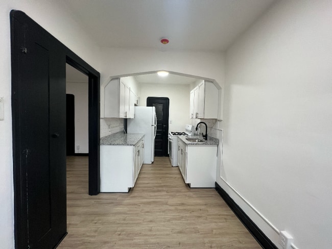 Photo - 1411 Roycroft Ave