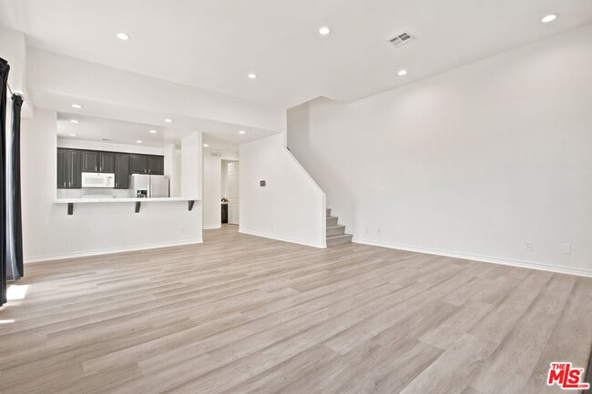 Building Photo - 4940 Laurel Canyon Blvd Unit 102