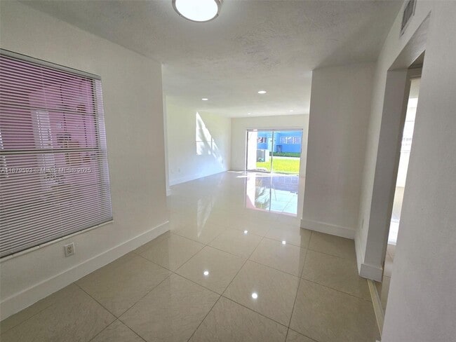 Building Photo - 7520 SW 82nd St Unit G118 Rental