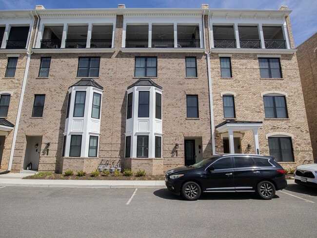 Building Photo - Walkable Short Pump Living with a Huge Private Deck