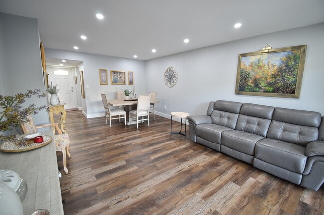 Building Photo - 8469 SW 137th Ave Unit 2 bedroom 2 bath Kendale