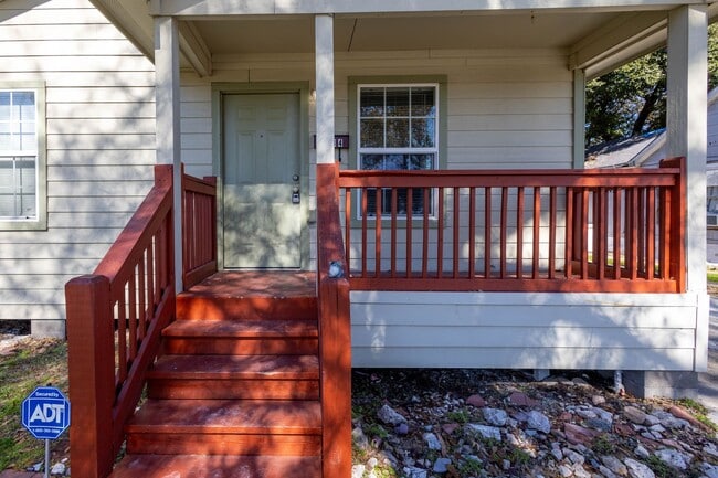 Photo - 2 bed, 1 bath in great location - move in ready! New pics coming soon!