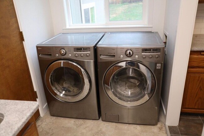 Photo - Spacious 4 Bed / 3 Bath Near Downtown with Two Master Bedrooms!