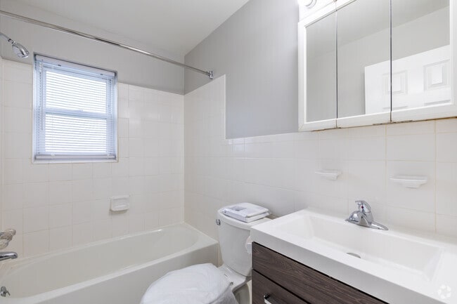 1BR, 1BA - 713SF - Bathroom
