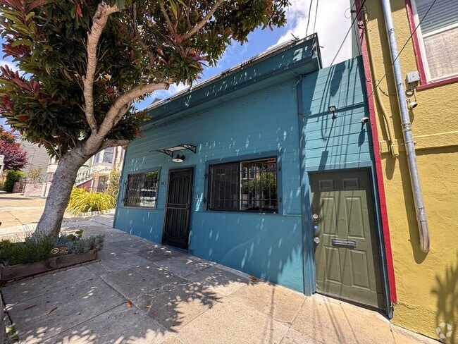 Building Photo - Remodeled 3BR/2BA Oasis with Hot Tub, Saun... Rental