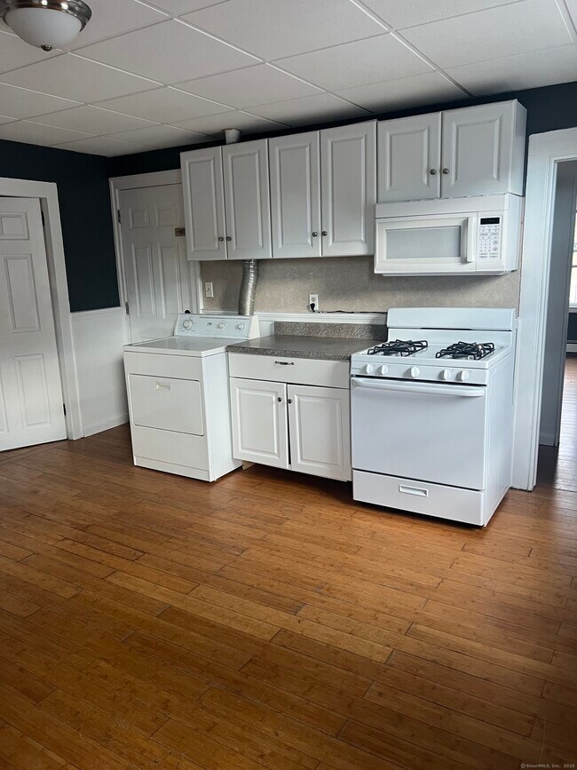 Building Photo - 52 Spring St Unit 2ND FL Rental