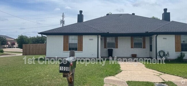 Building Photo - 1000 Meadow Cir N Rental