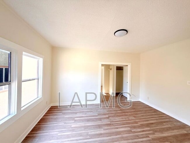 Photo - 1614 N Kenmore Ave